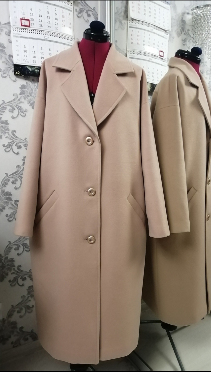 Женское пальто с отрезной боковой деталью